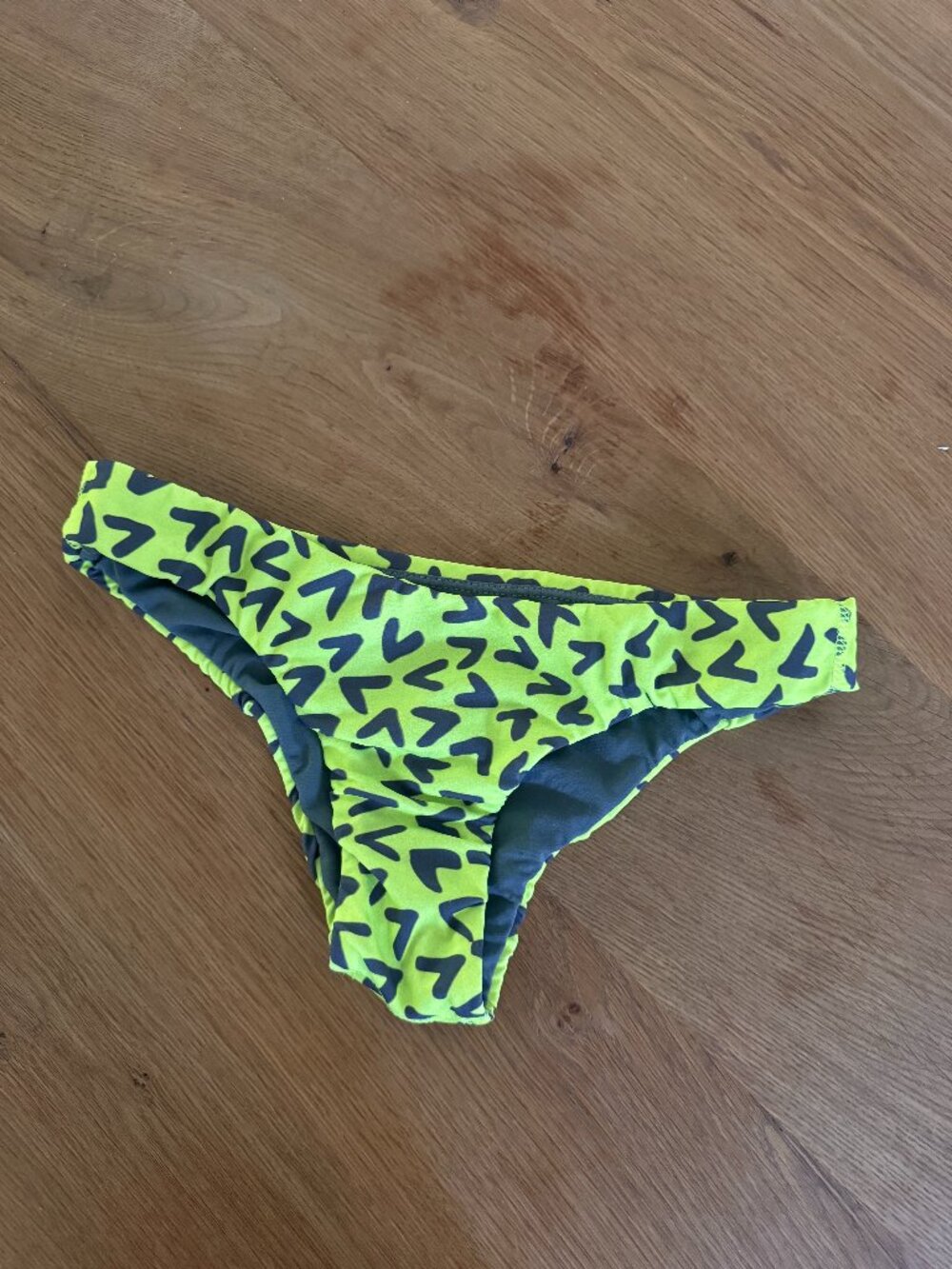 Jolyn Manhattan Bikini Bottom — Neon Yellow Arrow Print | S